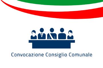 Convocazione Consiglio Comunale - Rappresentazione del Tavolo del Consiglio, con Presidente e Consiglieri sotto a drappo tricolore